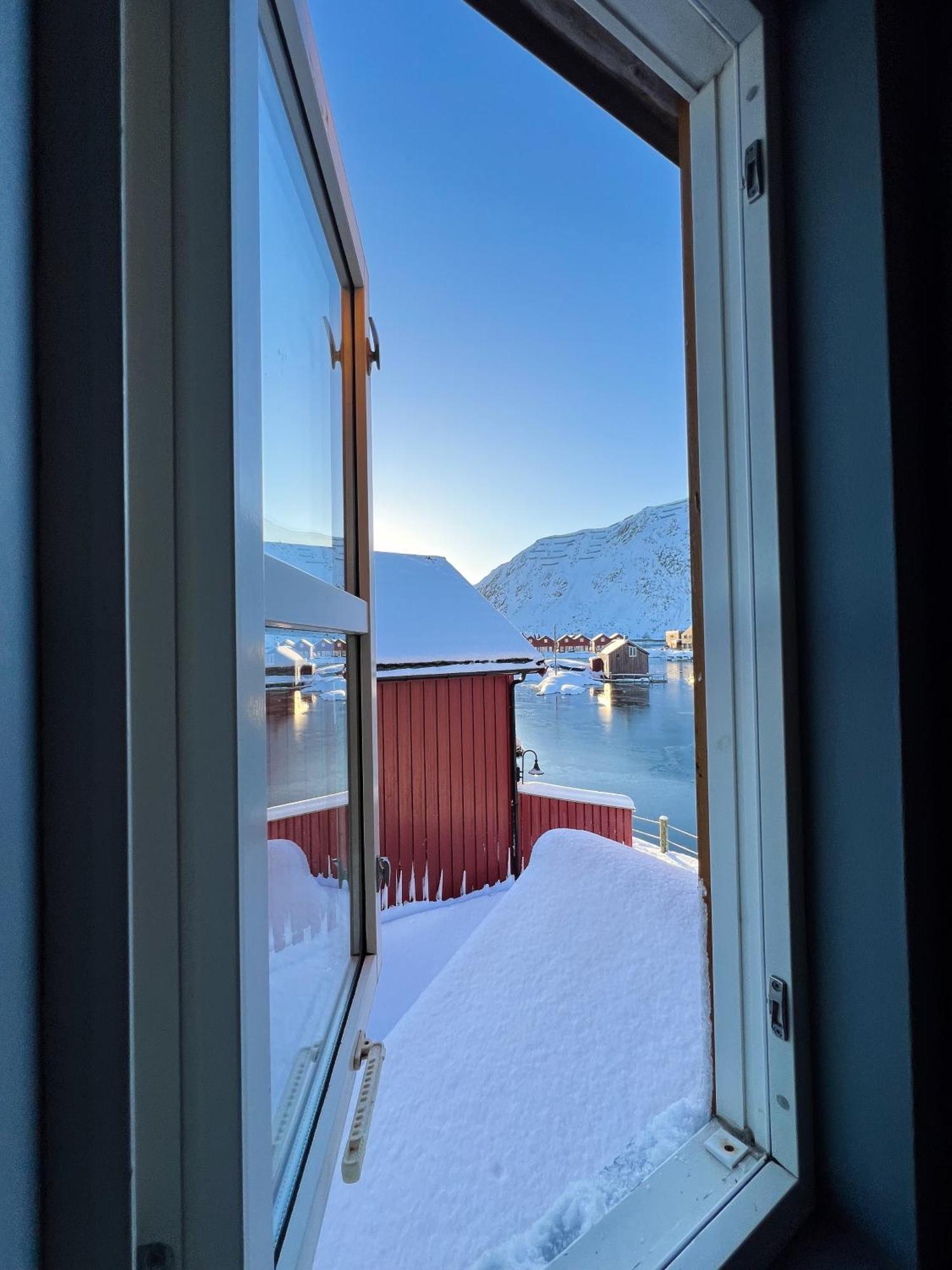 Charming Waterfront Cabin In Ballstad, Lofoten Exteriér fotografie