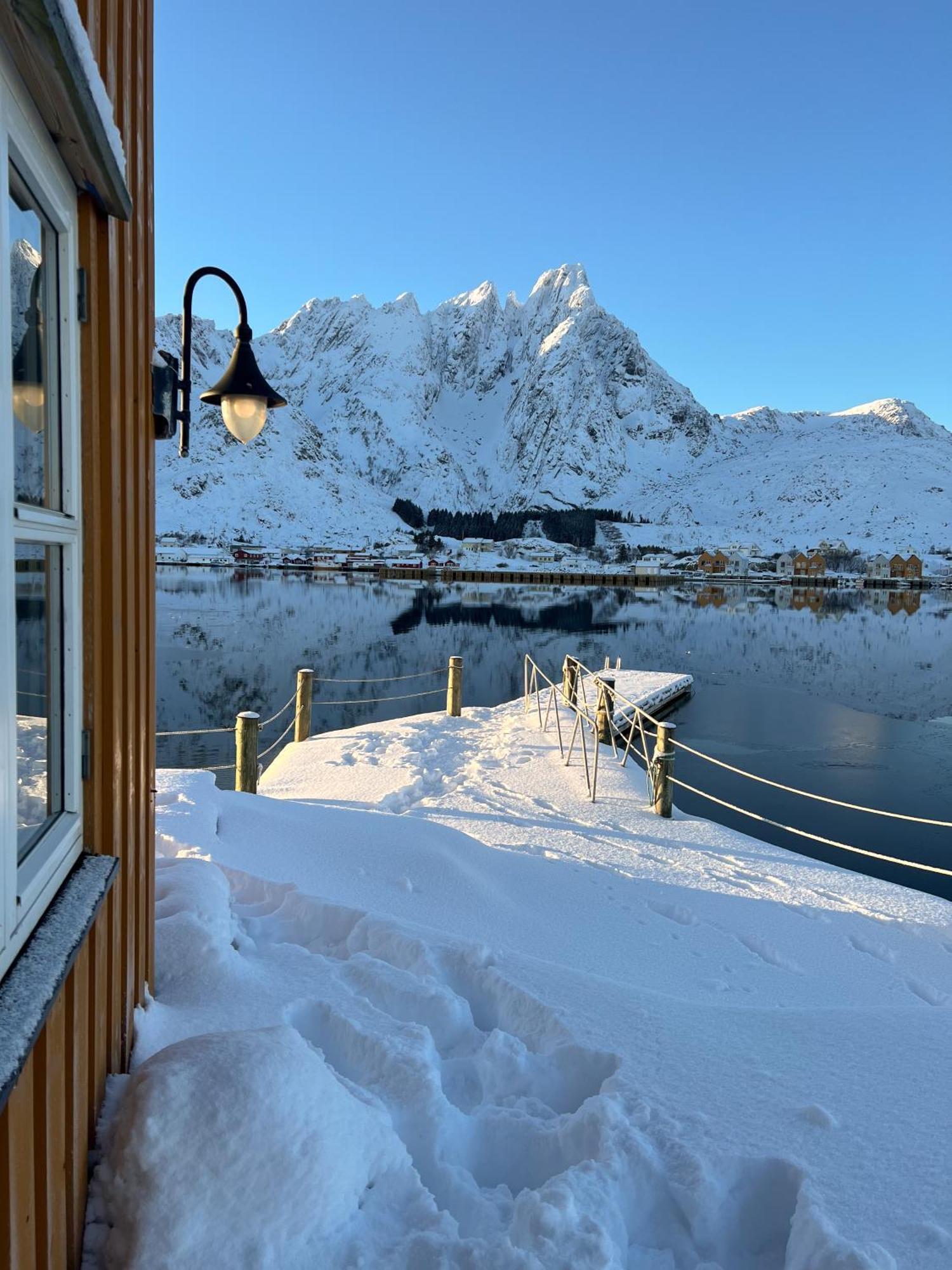 Charming Waterfront Cabin In Ballstad, Lofoten Exteriér fotografie